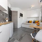 New For 2, Free Private Garage Spot, Wi-fi, 200 M From Mall Of 아파트