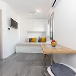 아파트 New For 2, Free Private Garage Spot, Wi-fi, 200 M From Mall Of *