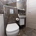 New For 2, Free Private Garage Spot, Wi-fi, 200 M From Mall Of 아파트 스플리트