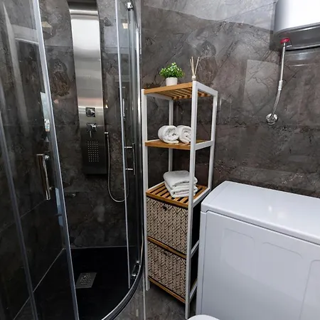 Apartment New For 2, Free Private Garage Spot, Wi-fi, 200 M From Mall Of Split