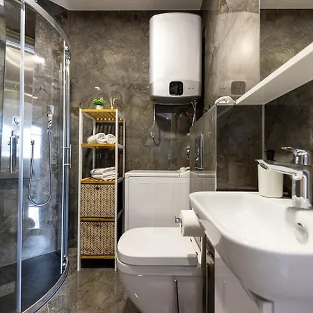 New For 2, Free Private Garage Spot, Wi-fi, 200 M From Mall Of Apartment Split