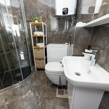 New For 2, Free Private Garage Spot, Wi-fi, 200 M From Mall Of Apartment *