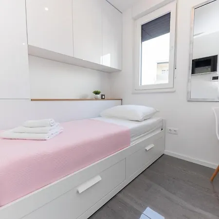 아파트 New For 2, Free Private Garage Spot, Wi-fi, 200 M From Mall Of 스플리트