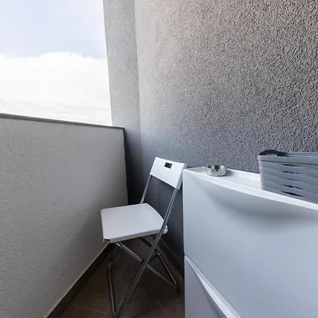 Apartamento New For 2, Free Private Garage Spot, Wi-fi, 200 M From Mall Of *