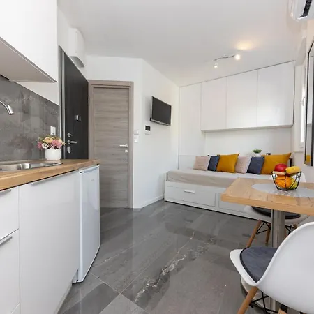 New For 2, Free Private Garage Spot, Wi-fi, 200 M From Mall Of Lejlighed