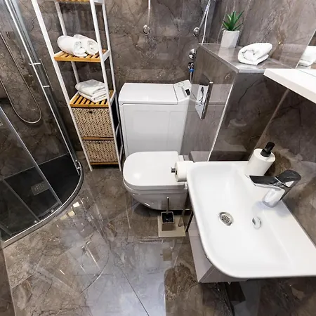 New For 2, Free Private Garage Spot, Wi-fi, 200 M From Mall Of Lejlighed
