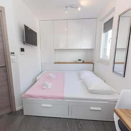 Appartamento New For 2, Free Private Garage Spot, Wi-fi, 200 M From Mall Of *