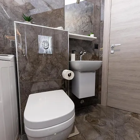 New For 2, Free Private Garage Spot, Wi-fi, 200 M From Mall Of Apartment Split